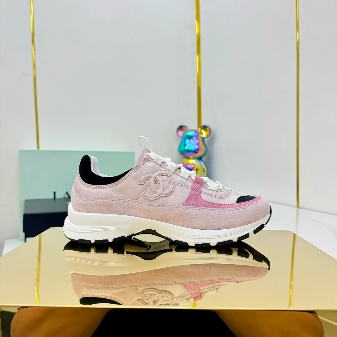 👟👟Ex-factory price 600👟👟High quality! ! ! CHANEL Chanel 25A latest thick-soled casual sports shoes. The counter is synchronized. The counter is very popular. It is a shoe that is very difficult to buy. The most popular thick-soled casual shoes on the Internet. As you can imagine, the most popular thick-soled casual shoes can not be missed. It has both good looks and comfort. Simple and versatile. The thick sole increases the height and is super versatile. Whoever wears it will look better. Upper: cowhide stitching. Lining: breathable mesh. Outsole: TPU original outsole. Size: 35-41 👉